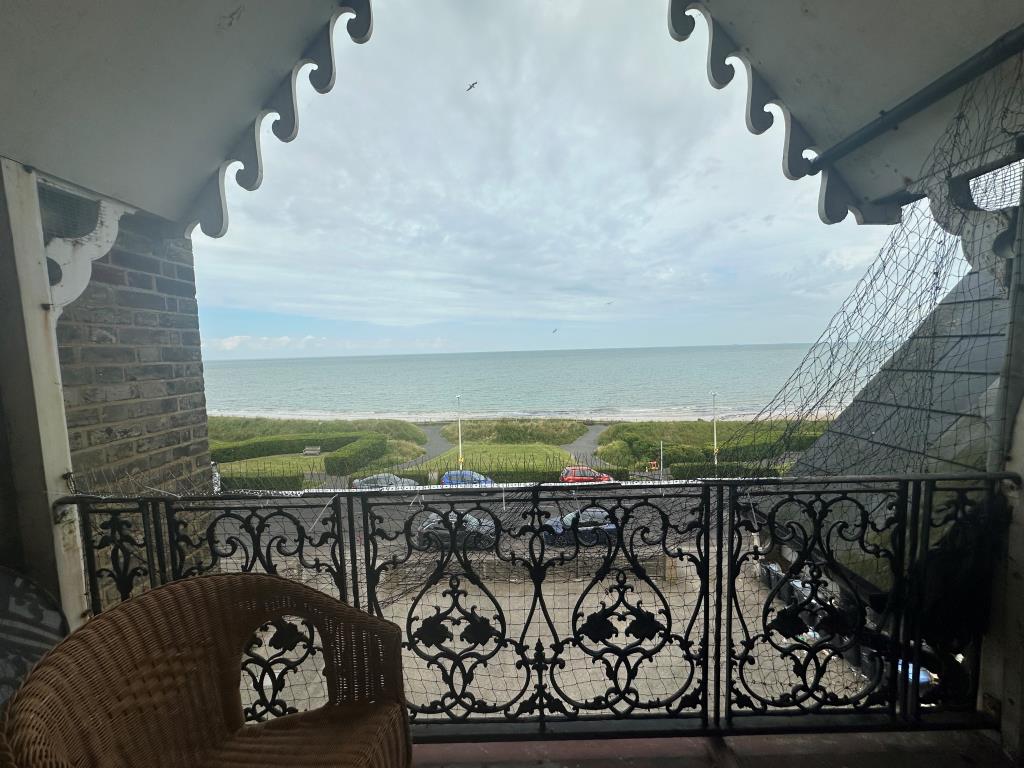 Lot: 140 - SEAFRONT BLOCK OF SIX FLATS ON GOOD SIZE PLOT - View from top floor